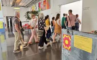 le public se dirige vers les galeries d'exposition