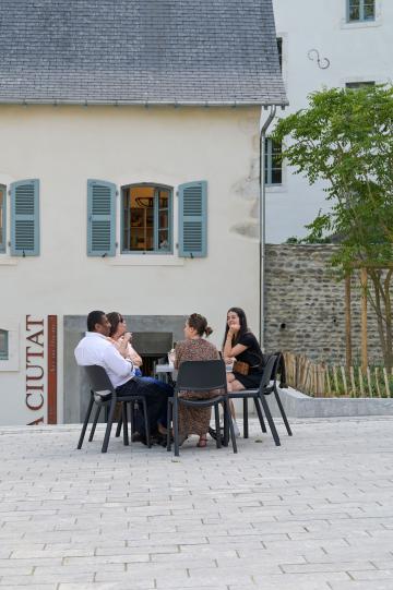 Groupe de personnes à la Ciutat