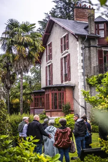 Groupe de personnes devant la villa Hutton