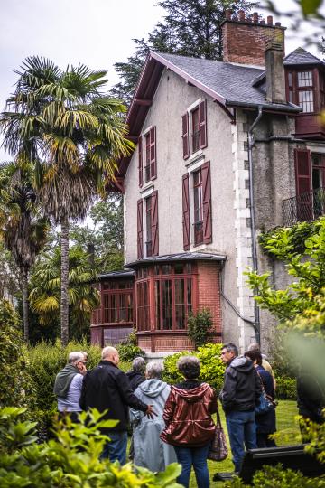 Groupe de personnes devant la villa Hutton