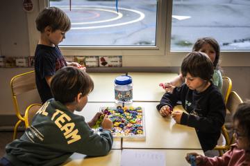 Des enfants en train de jouer ensemble à une table 