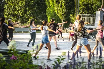 Un cours de Zumba en plein air