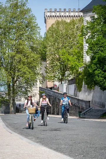 Trois personnes à vélo en ville 