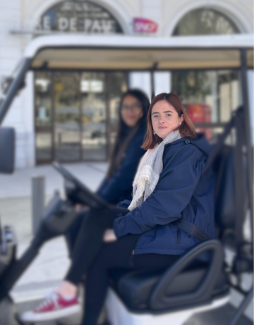 Hugueline en service civique à la gare de Pau 