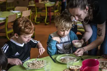 Un repas à la cantine de l'école du Buisson