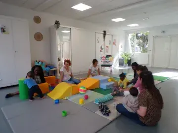 Groupe d'enfants et leurs assistantes maternelles 