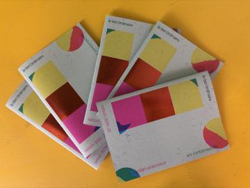 Le nouveau programme de saison du Bel Ordinaire, reconnaissable à son design graphique proposé par Benjamin Lahitte. 