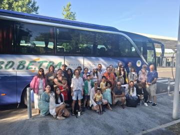 Une partie des 60 personnes qui vont prendre le bus pour passer gratuitement un dimanche à la plage.