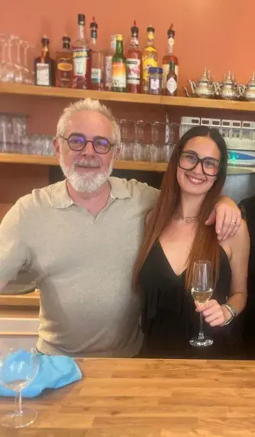 Un homme âgé et une femme qui sont les propriétaires du restaurant la Médina 