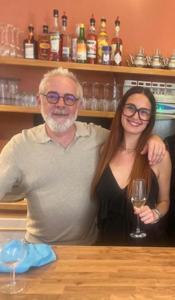 Un homme âgé et une femme qui sont les propriétaires du restaurant la Médina 