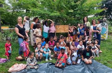 Des enfants de l'école Jean-Sarrailh réalisent un potager pédagogique Groupe d'enfants et leurs enseignantes