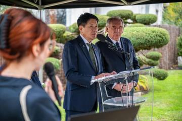Visite du jardin de Kofu à l'occasion du 50e anniversaire du jumelage 