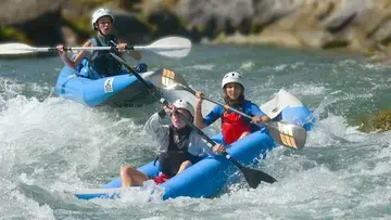 3 kayaks qui descendent une rivière