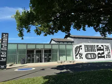 Façade vitrée  du Bel Ordinaire où se trouve l'accueil des expos.