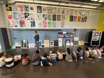  Les 22 CE2-CM1 de l'école Lalanne de Billère sont assis dans le hall d'accueil du Bel Ordinaire. lls regardent les œuvres qu'ils ont sélectionnées dans l'artothèque de l'espace d'art, à la recherche d'un titre pour l'exposition qui sera présentée du 23 septembre 2026 au 2 janvier 2027.