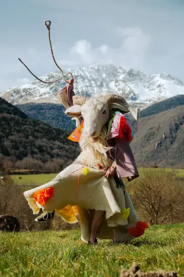 La Colporteuse, mi-femme, mi-brebis, pose en estive, lors de son itinérance. 