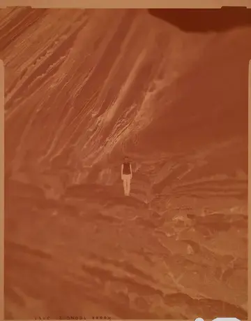 Auto-portrait de l'artiste Sabine Delcour  dans un paysage de flysch, au Pays Basque espagnol.