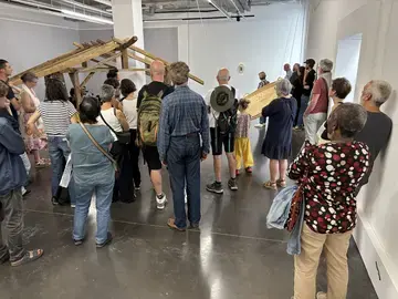 Vue du public intergénérationnel présent lors de l'après-midi inaugurale de l'exposition Mains de traverses de Clara Denidet le 17 septembre 2025, dans la petite galerie.