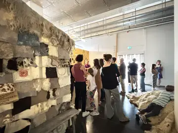 Public dans l'exposition de Natacha Sansoz