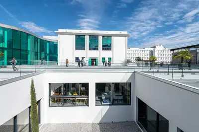 Vue des façades et de l'atrium de l'école supérieure d'art des Pyrénées