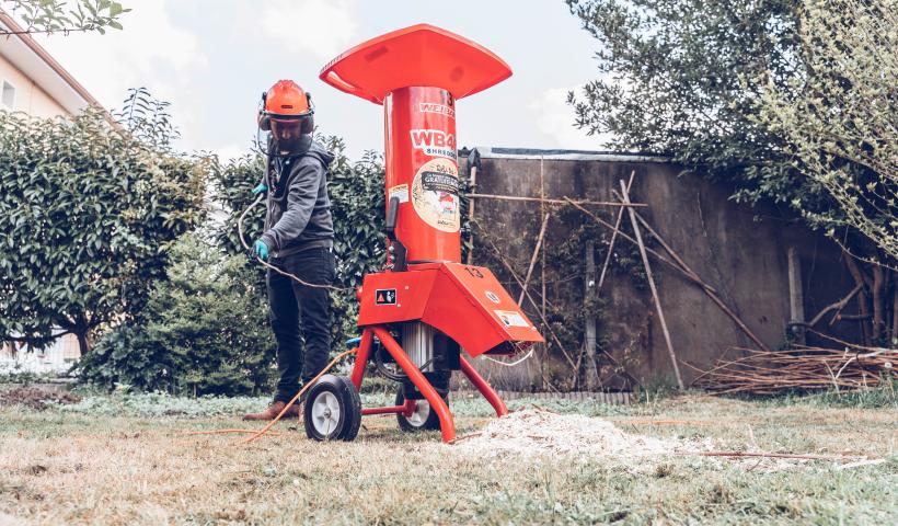 Une personne en train de se servir d'un broyeur